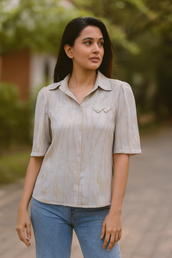 Woman wearing a beige textured short-sleeve shirt with collar and light denim jeans outdoors