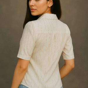 Woman wearing a beige textured short-sleeve shirt with collar and light denim jeans outdoors