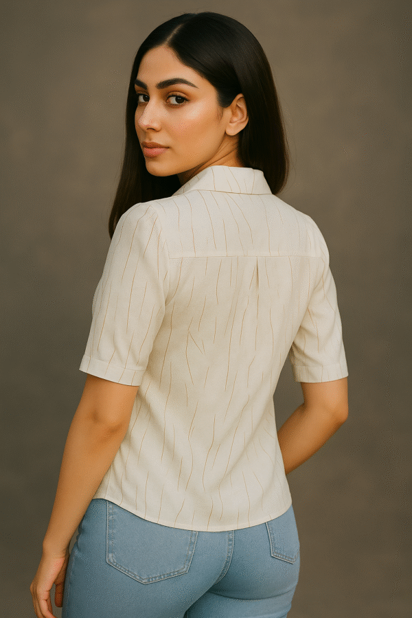 Woman wearing a beige textured short-sleeve shirt with collar and light denim jeans outdoors