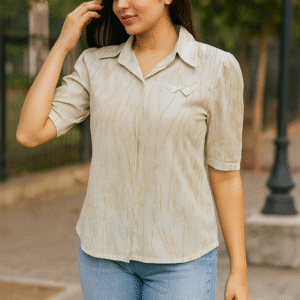 Woman wearing a beige textured short-sleeve shirt with collar and light denim jeans outdoors