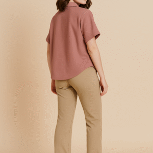 Young woman wearing a mauve short-sleeved shirt with heart embroidery and contrast pocket